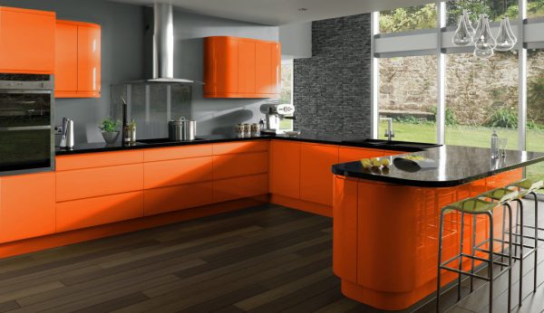 Серо-оранжевая кухня в доме