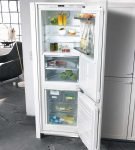 Белый холодильник в белом шкафу
