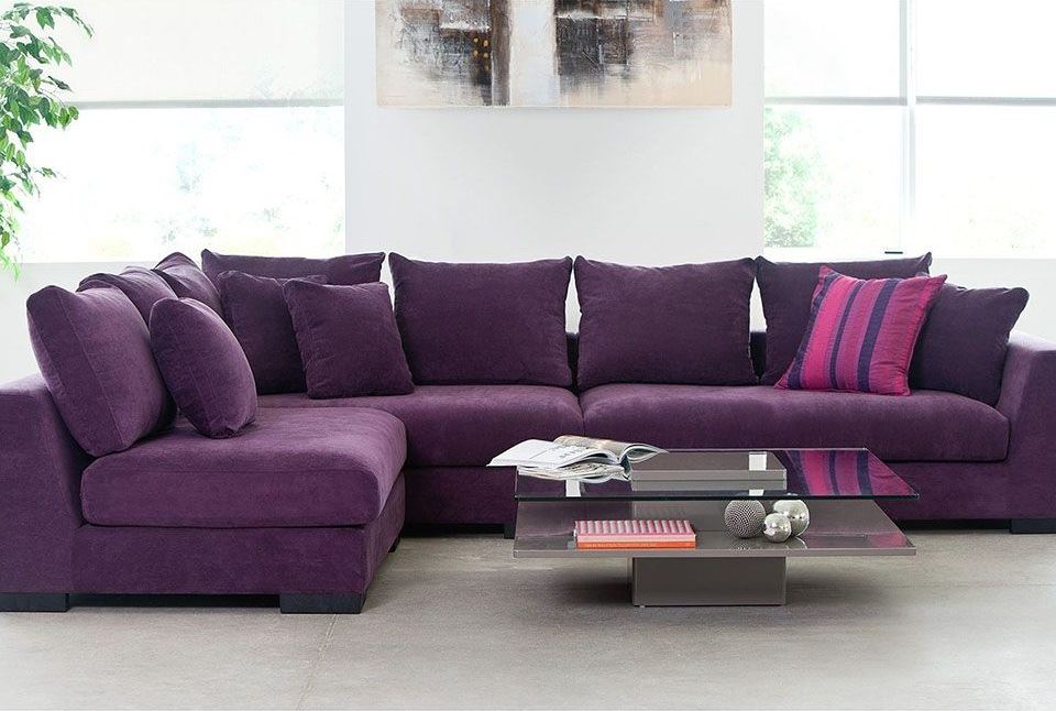 Угловой фиолетовый диван с подушками
