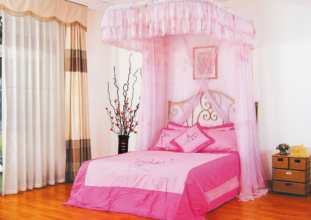 Интерьер детской комнаты с кроватью в розовом цвете с прозрачным розовым балдахином