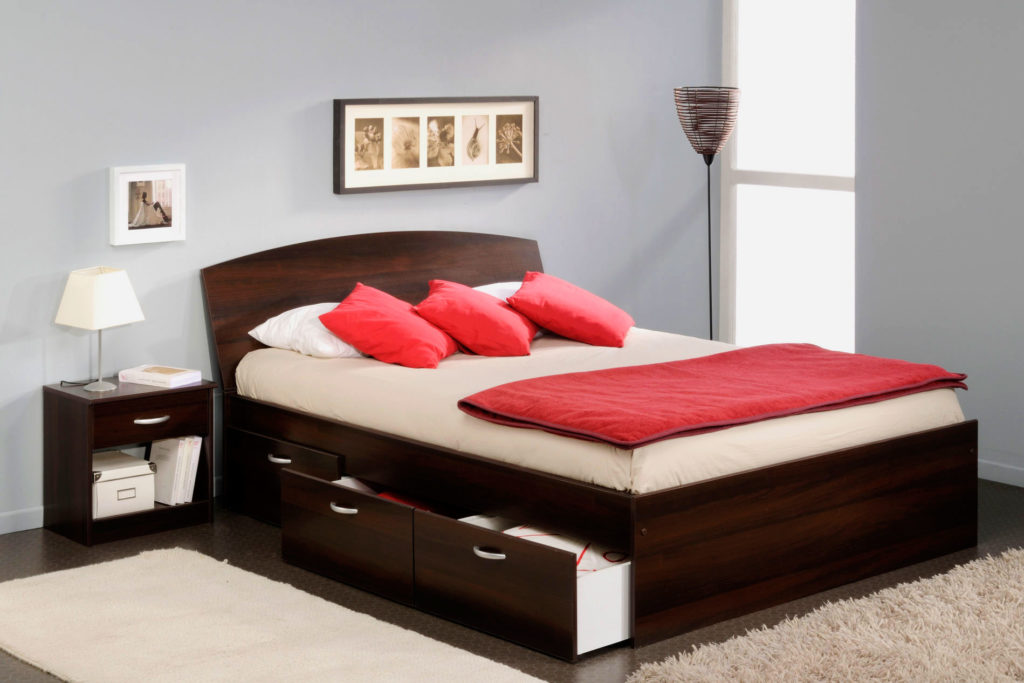 Двуспальная кровать со встроенной системой хранения