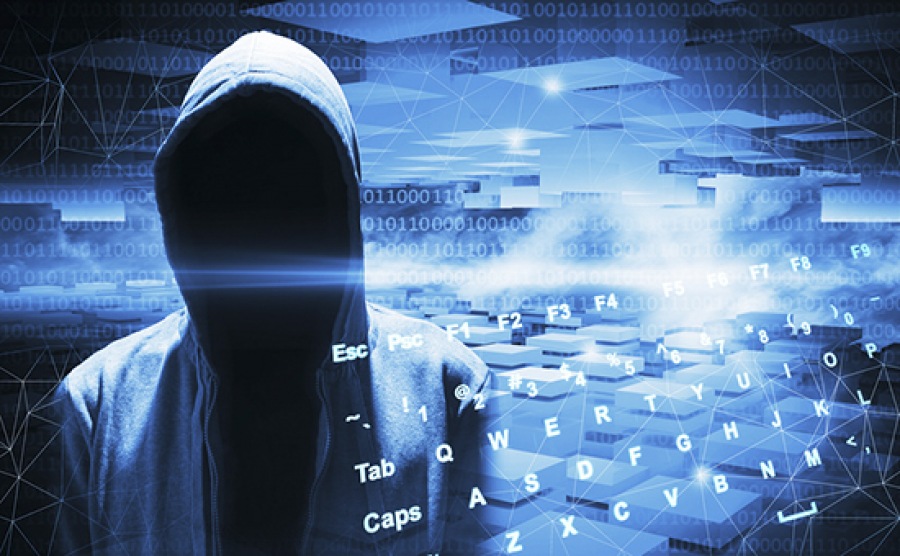 Хакер в капюшоне на синем цифровом фоне