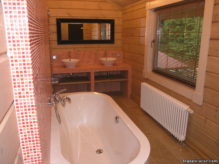 Пристройка санузел. Ванная в пристройке к деревянному дому. Ванная комната в пристройке. Ванная комната в деревянном доме. Угловая ванная в деревянном доме.