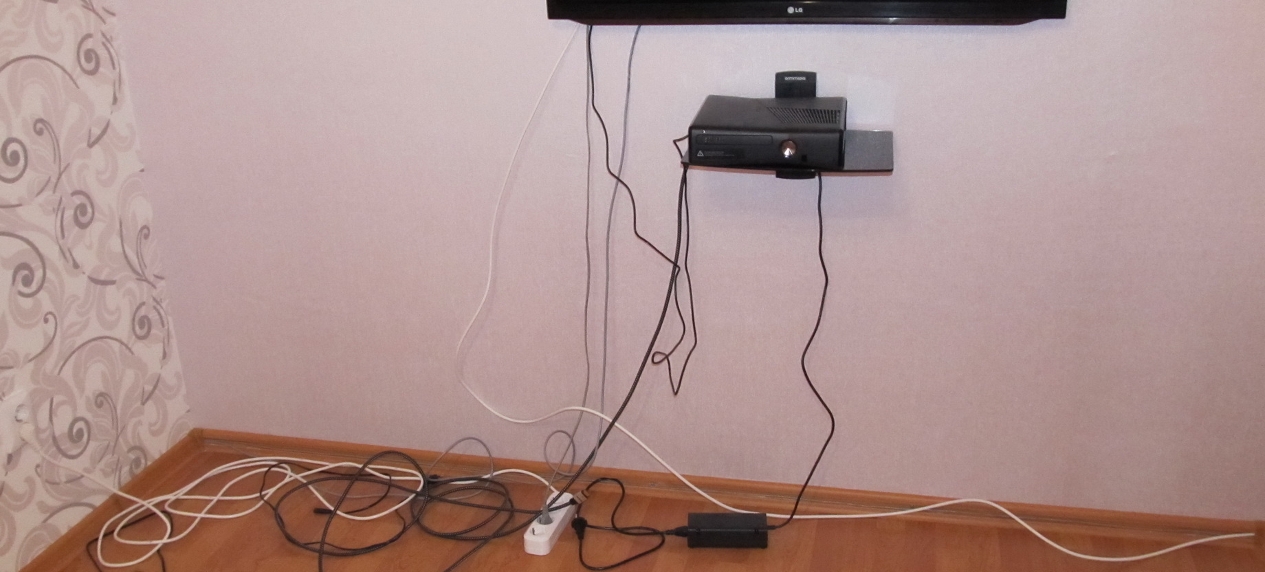 Как спрятать кабель от телевизора на стене в зале фото