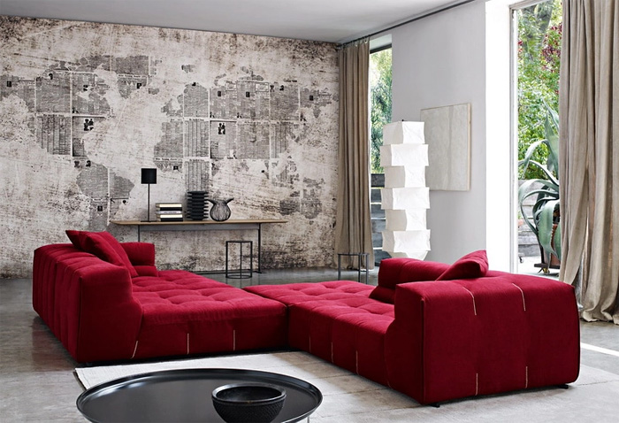 Стены в комнате с красным диваном