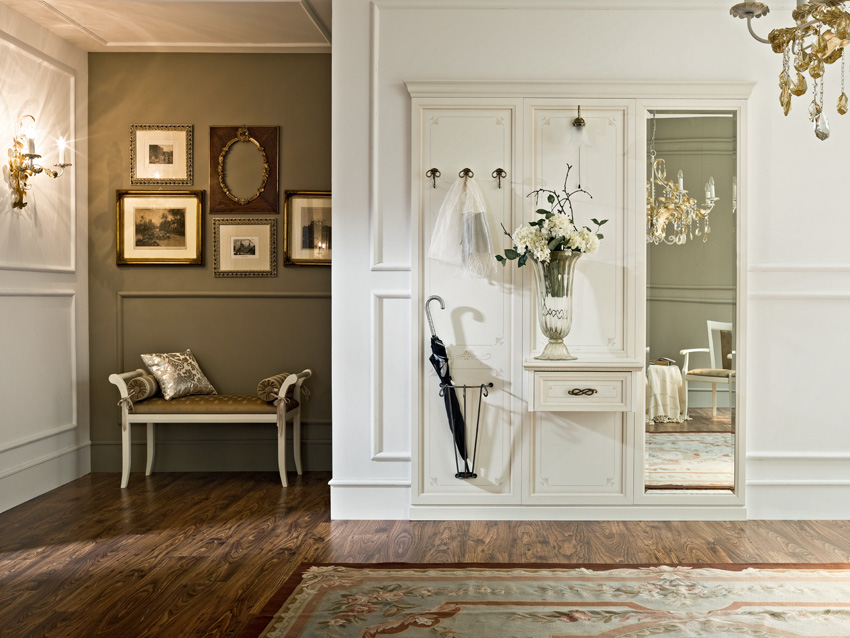 Белая красивая мебель для прихожей классического стиля