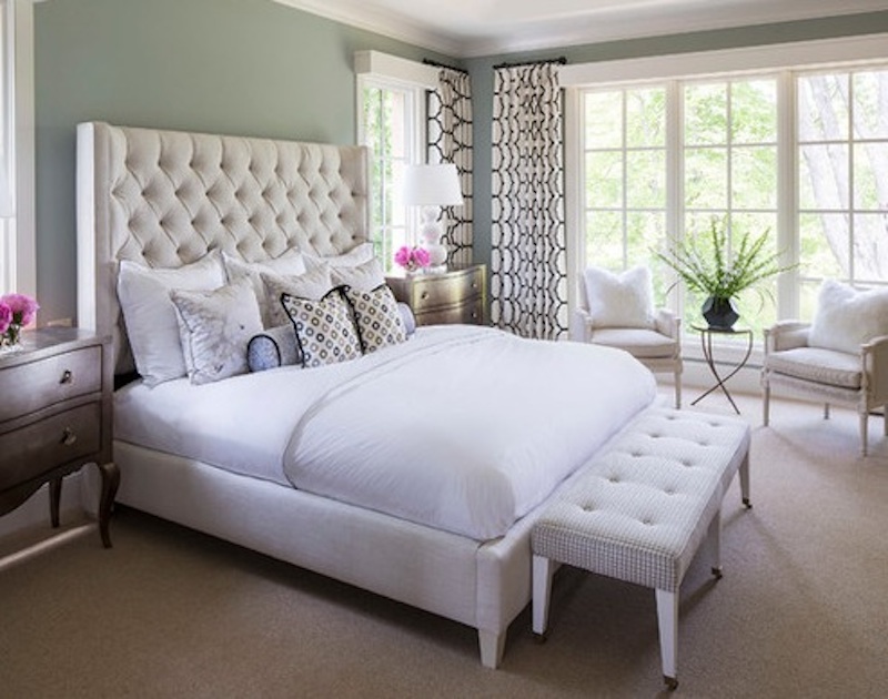 Белая кровать в спальне дизайн