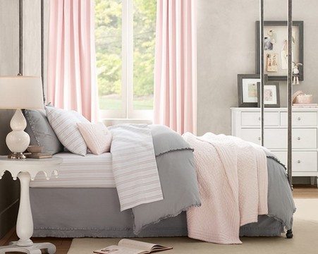 Фото классической спальни в серо-розовых тонах