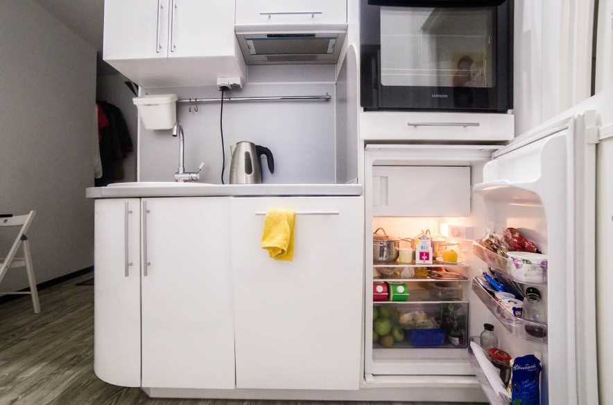 Можно ли спрятать холодильник