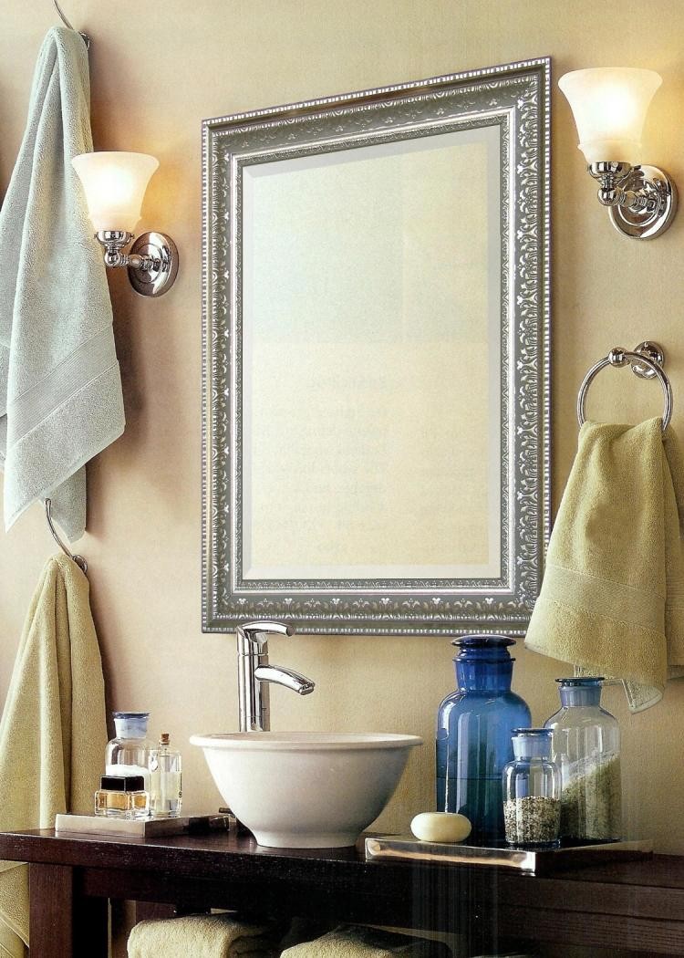 Зеркало в рамке в ванной. Зеркало в ванную. Красивые зеркала в ванную. Светильник над зеркалом в ванной. Светильник для зеркала в ванной.