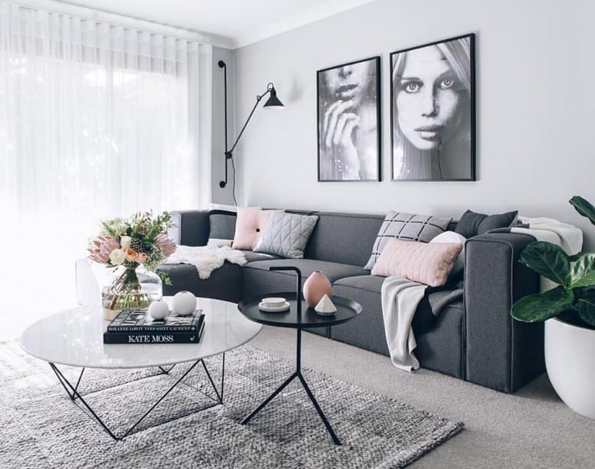 Серый диван с подушками сочетание цветов в интерьере