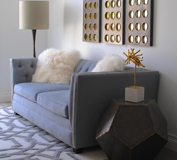 Серый диван с подушками сочетание цветов в интерьере