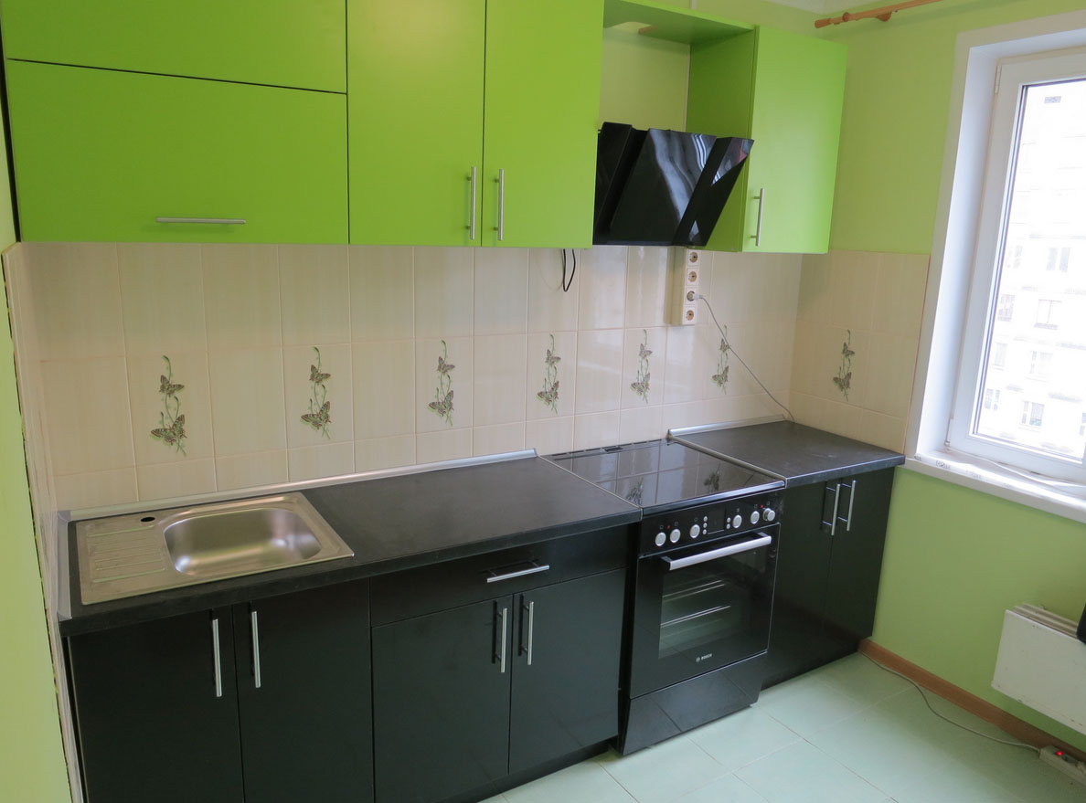 Чёрные и зелёные фасады кухни
