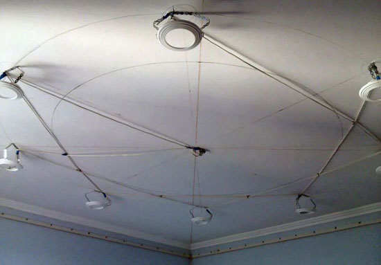 Установка точечных светильников в подвесной потолок - схемы соединения, расчёт количества ламп