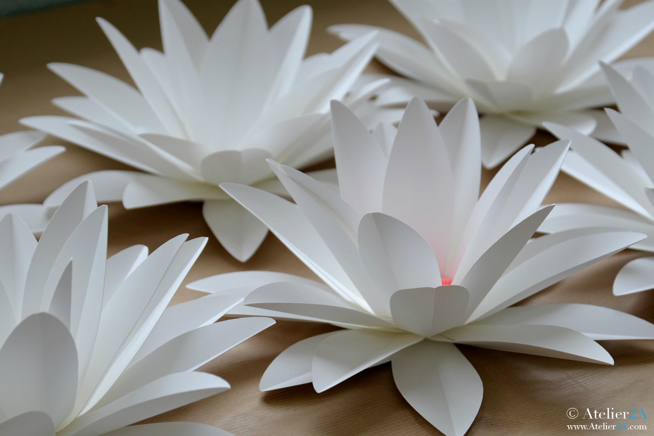 Цветок из белой офисной бумаги