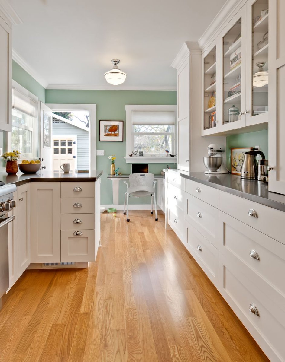 белые стены на кухне и деревянная мебель