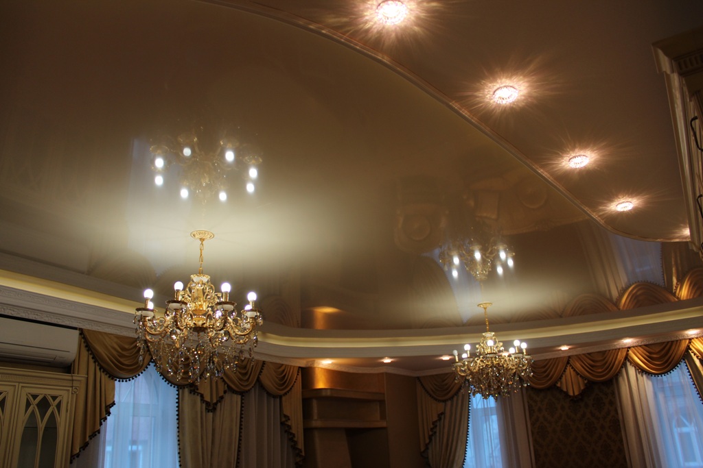Натяжные потолки варианты освещения в зале фото