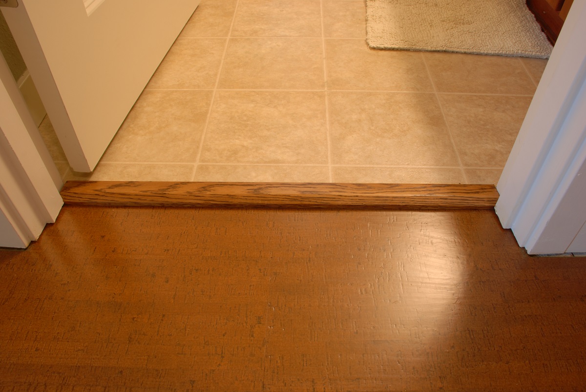 деревянная ступенька между ванной и коридором 
