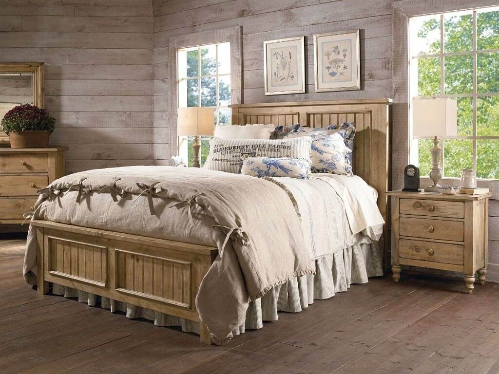 Кровать из массива для спальни в стиле кантри