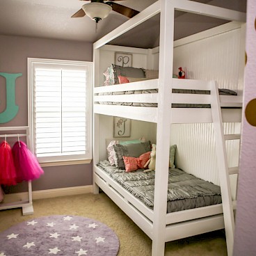 Пушистый ковер и разноцветные подушки - непременные атрибуты комнаты для девочек