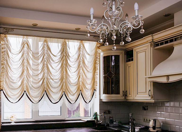 Короткие нарядные шторы в интерьере кухни