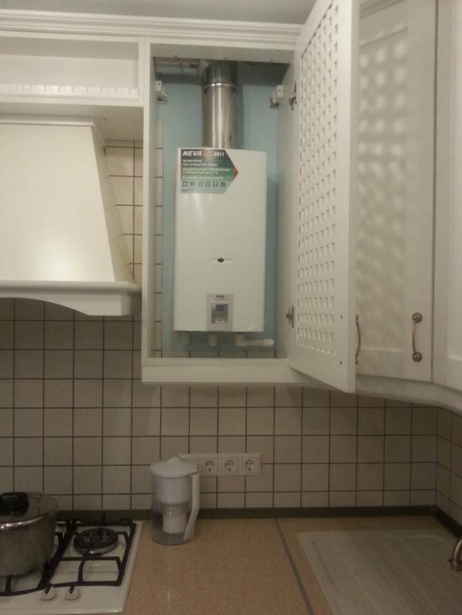 Газовая колонка на кухне спрятана за решетчатым фасадом