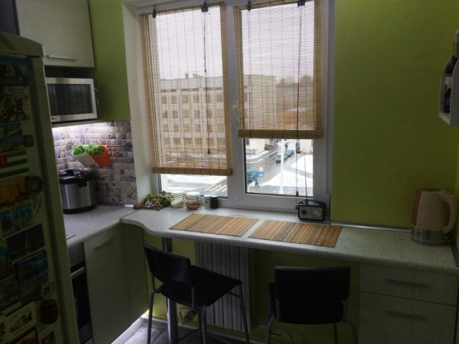 Стол возле окна на кухне