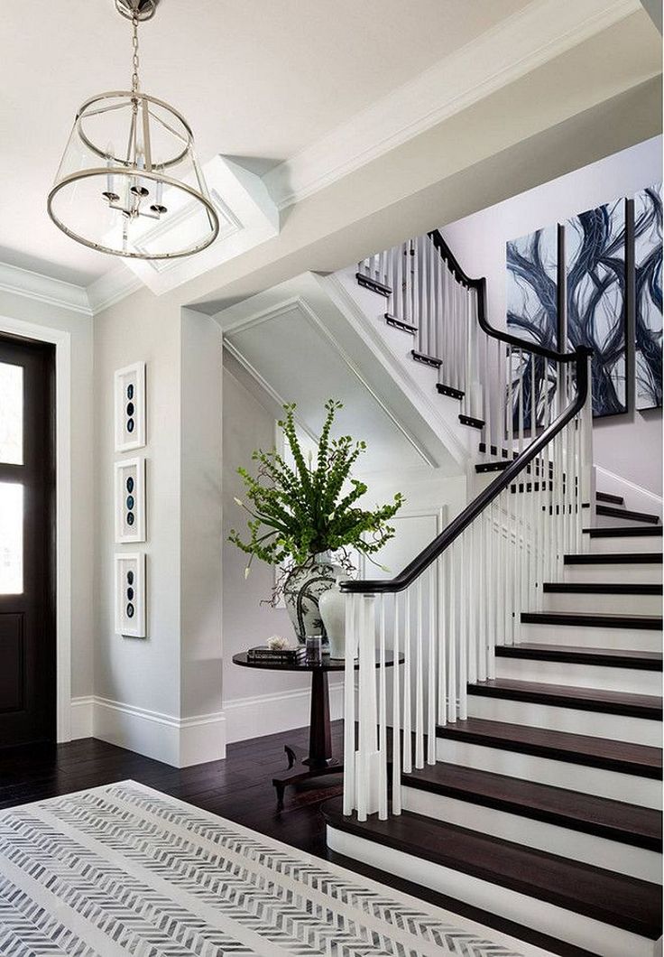 Дизайн коридора с лестницей и домашними цветами