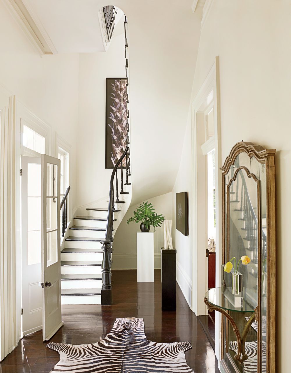Дизайн коридора с лестницей