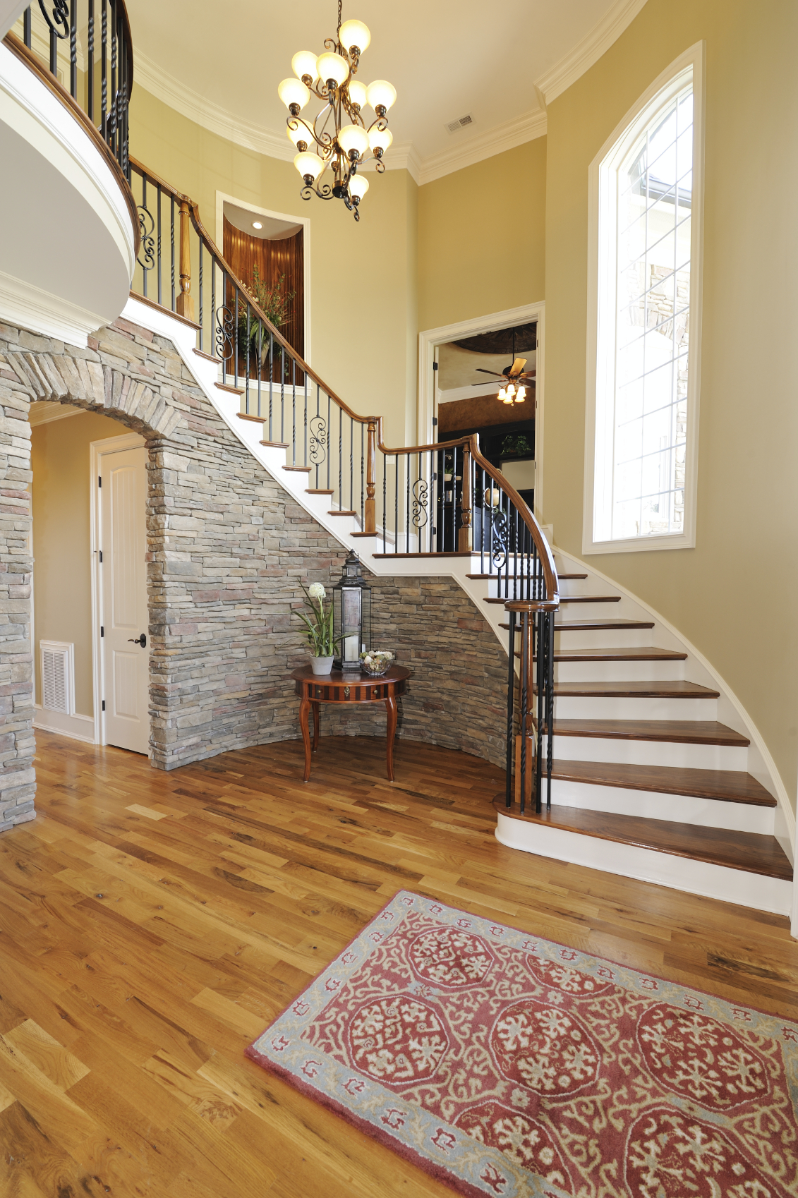 Дизайн коридора с лестницей каменной