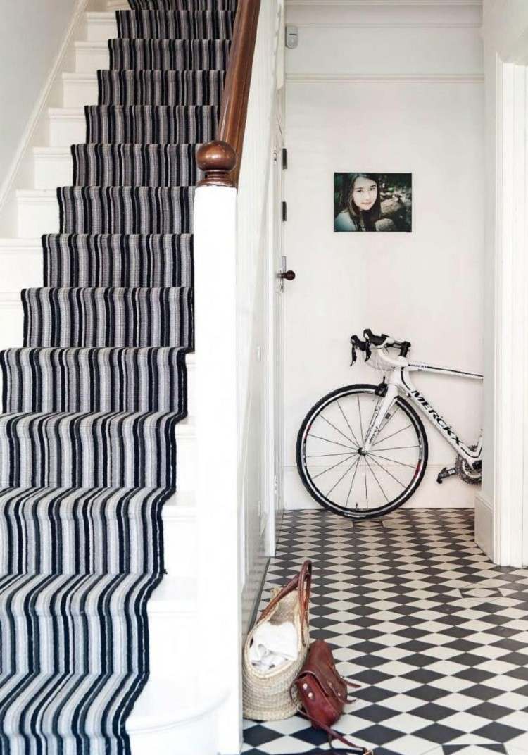 Дизайн коридора с лестницей в монохромных цветах