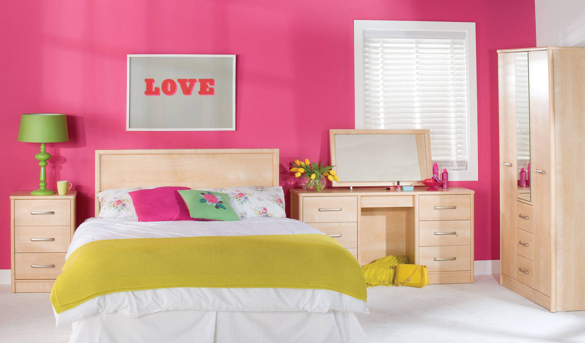 Розово-желтая спальня