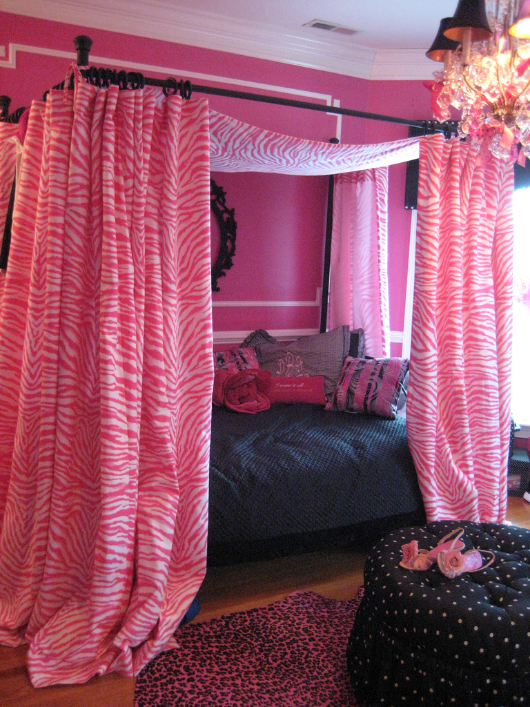 Розово-черная спальня