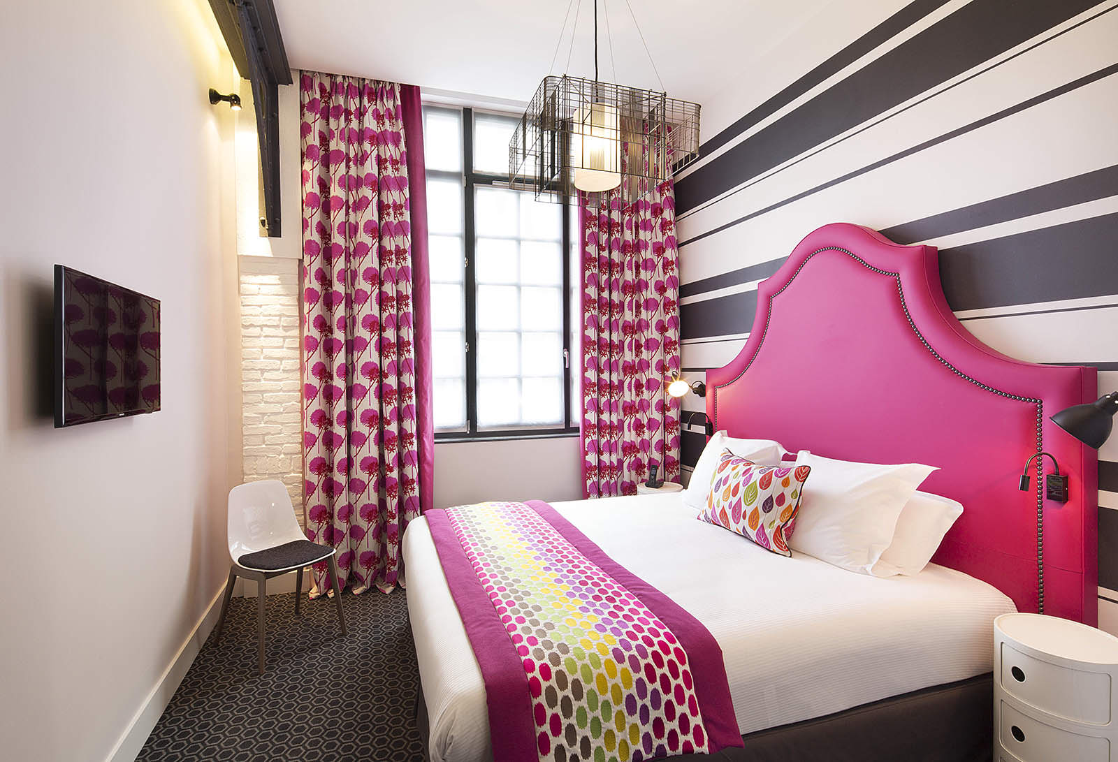Красивая спальня с розовыми элементами