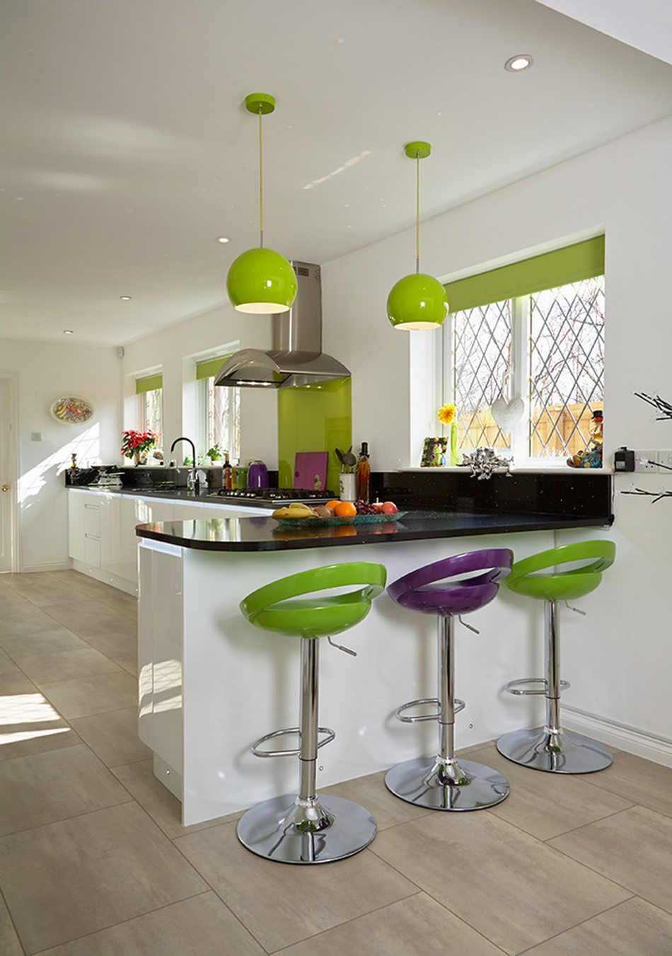 Дизайн кухни с барной стойкой зеленый