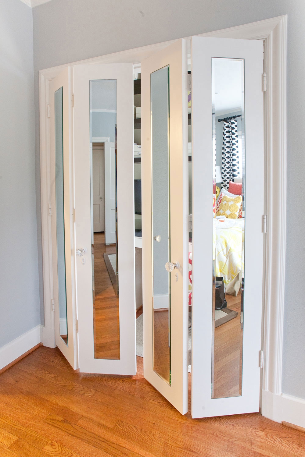 Белые складные двери с зеркалами