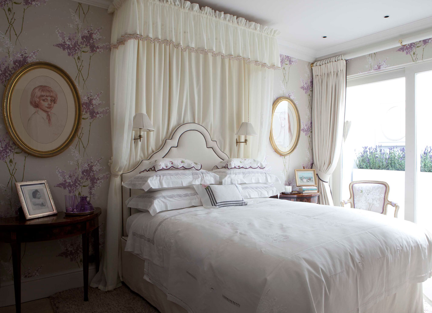 Красивая спальня в стиле прованс с цветочными обоями