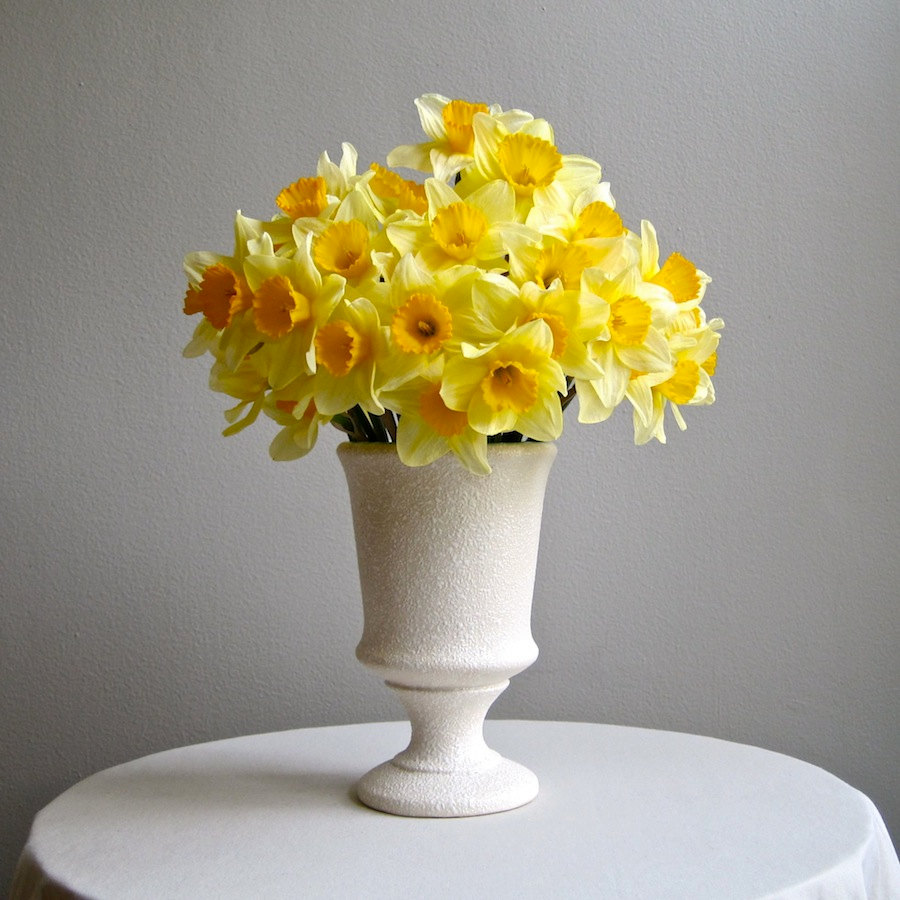 Белая настольная ваза с цветами