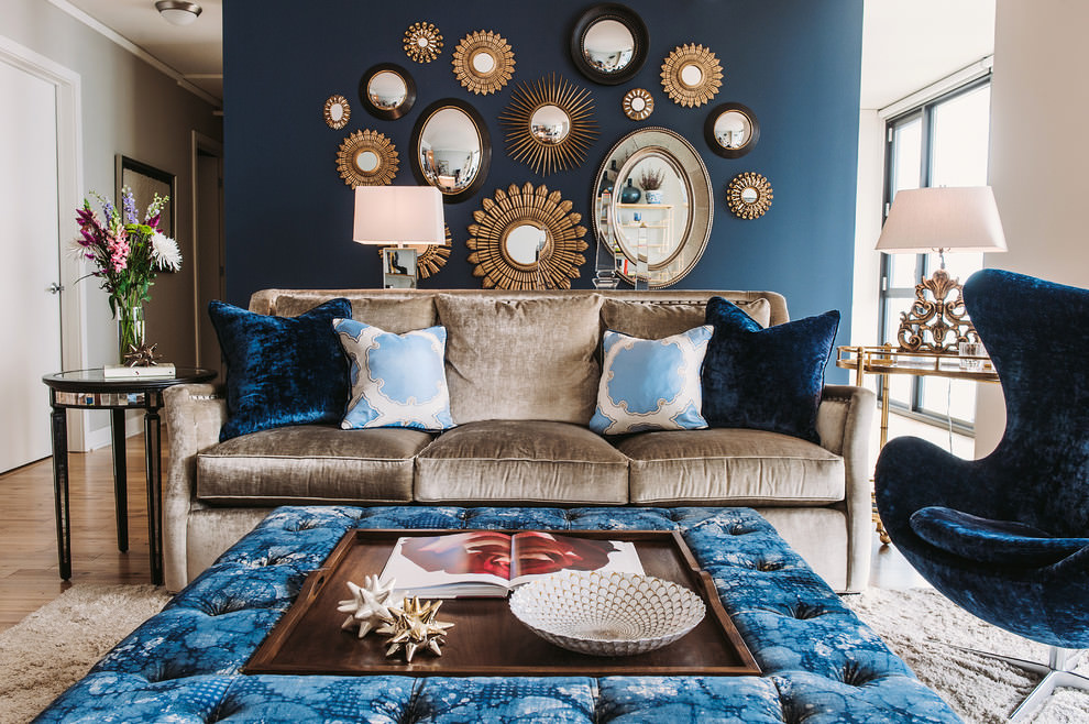 Коричневый диван в сине-бежевой гостиной