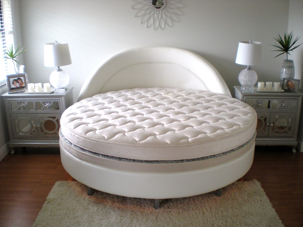 Круглая кровать с серебристыми тумбами