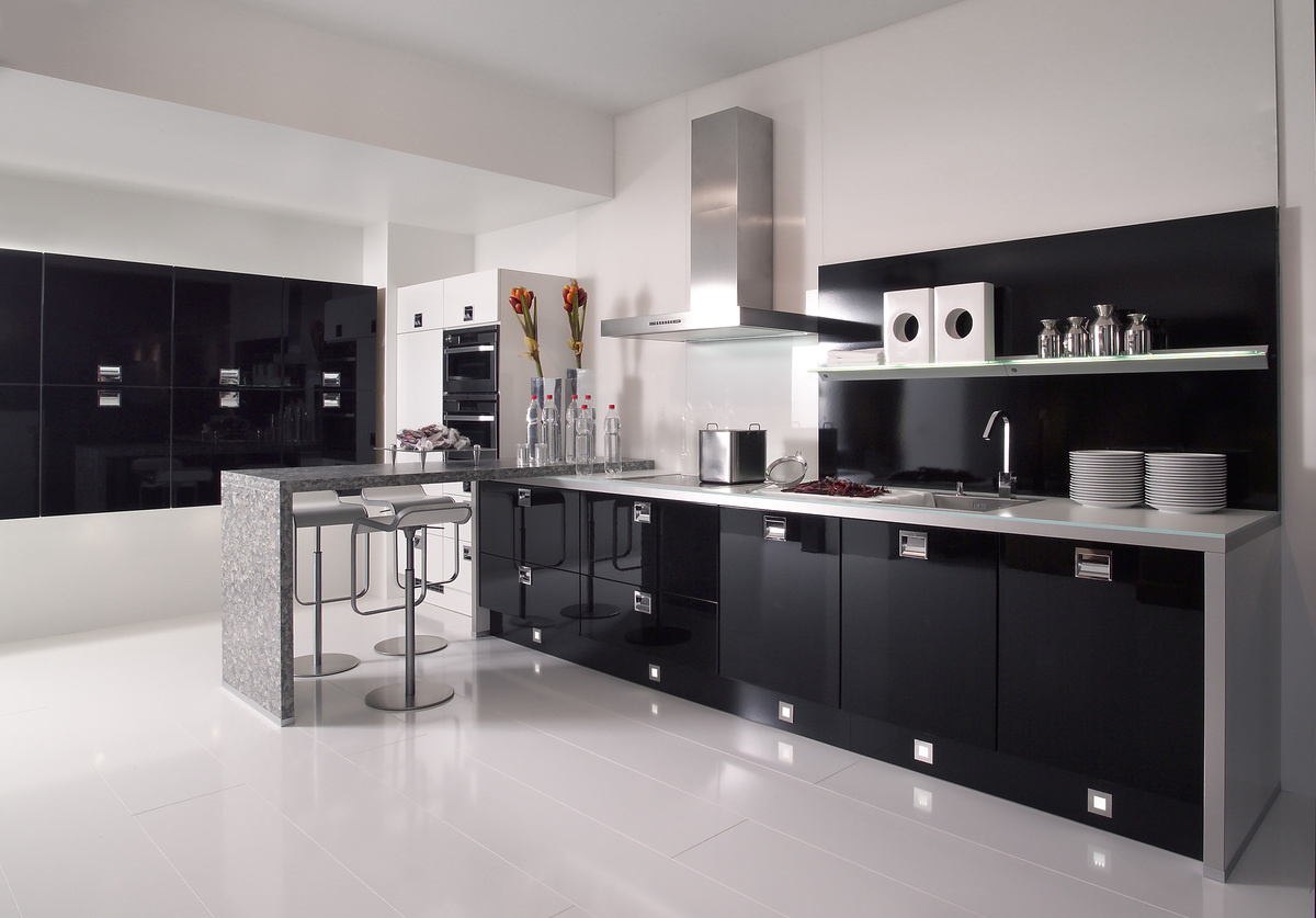 Черно-белая кухня с серыми элементами