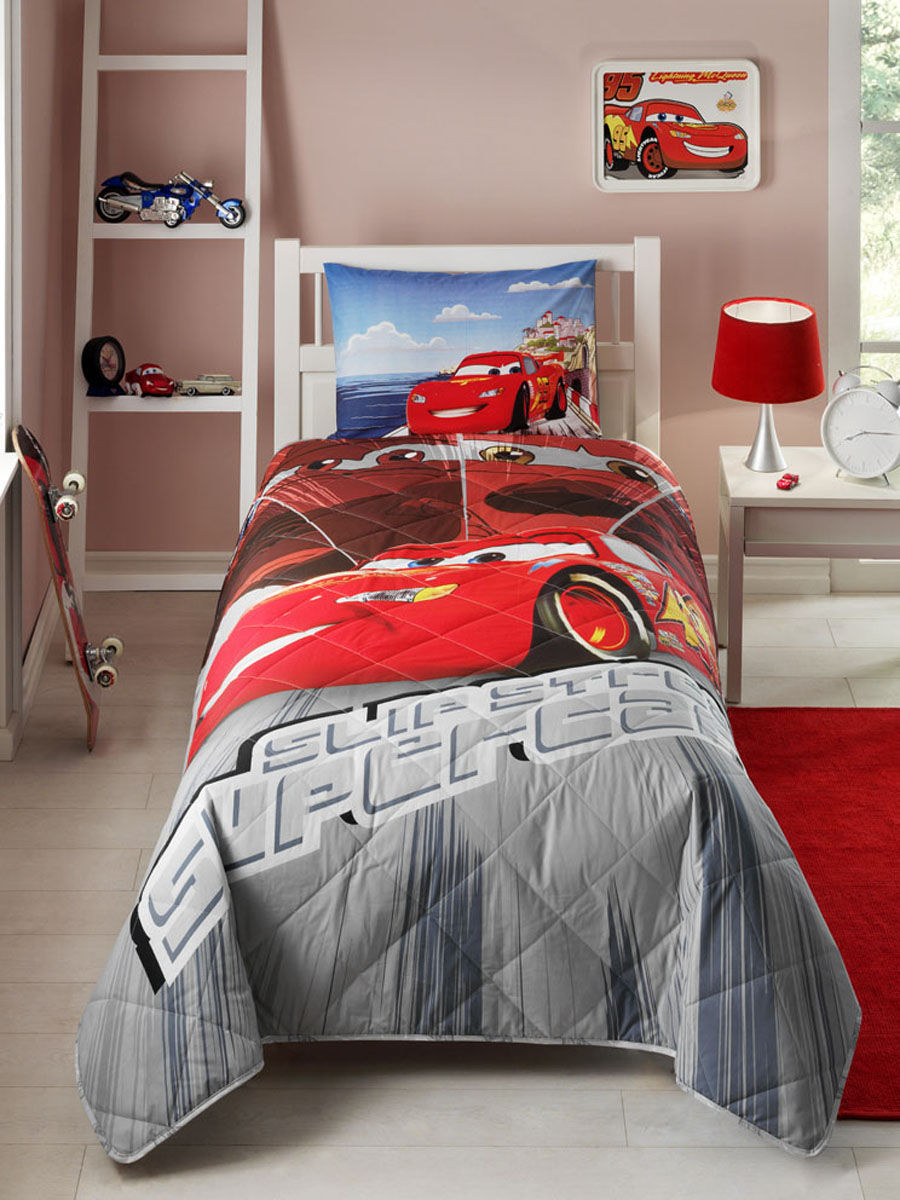 Красно-серое покрывало в оформлении кровати для мальчика