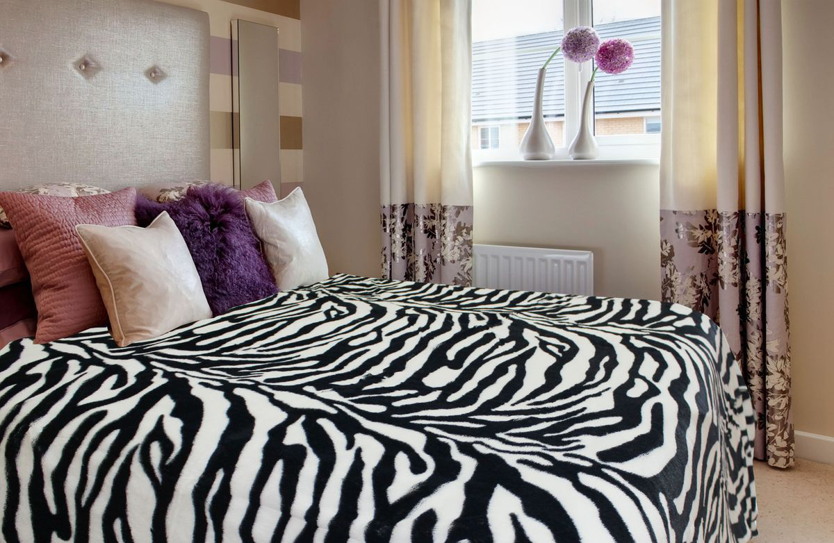 Плед с принтом зебра в спальне