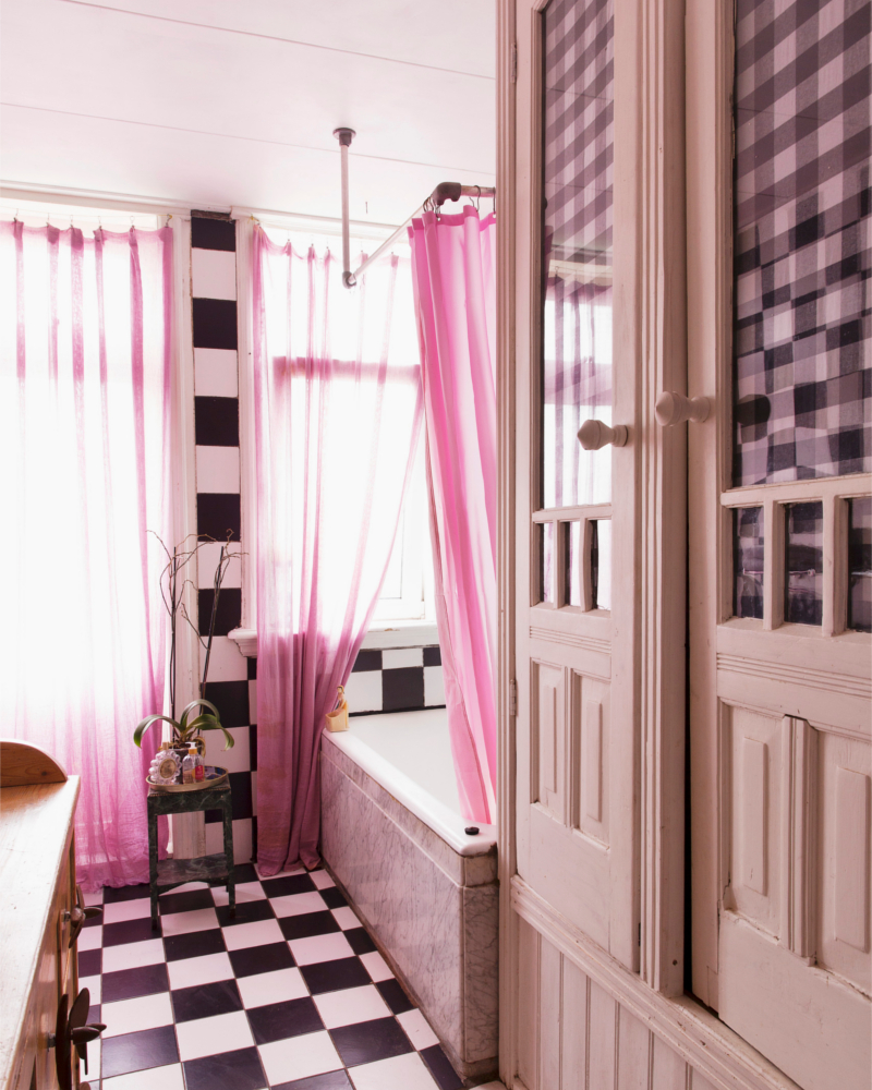 Розовые шторы в ванной в стиле шебби-шик