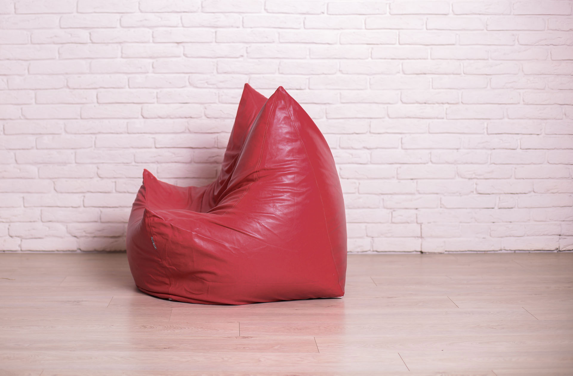 Красное бескаркасное кресло с чехлом из кожзама