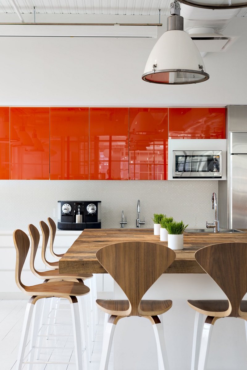Оранжевый и белый цвета в интерьере кухни