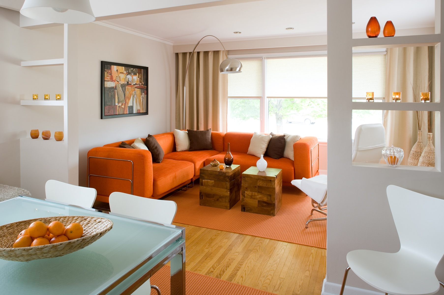 Оранжевый угловой диван в гостиной