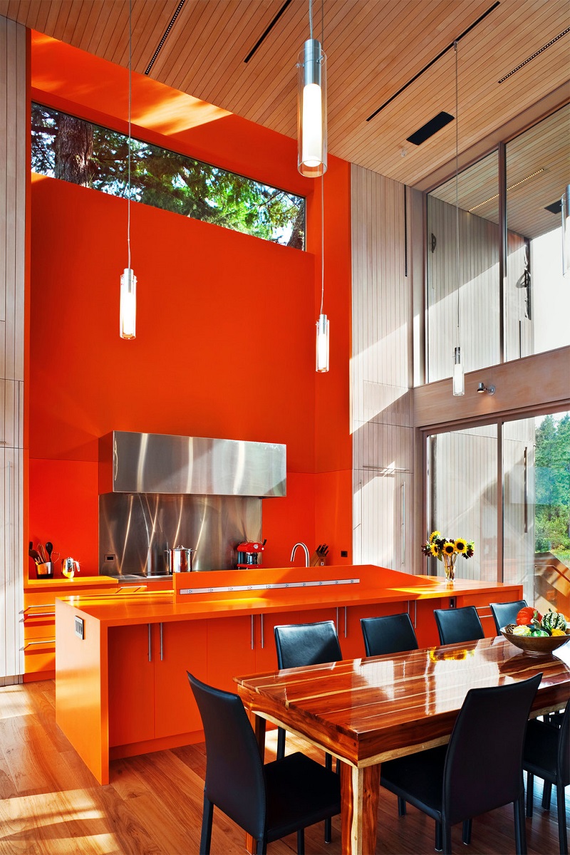 Оранжевая мебель в доме хай-тек