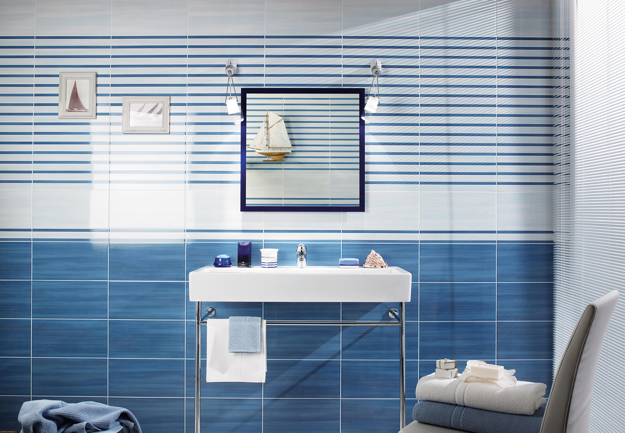 Интересный декор для голубой ванной комнаты