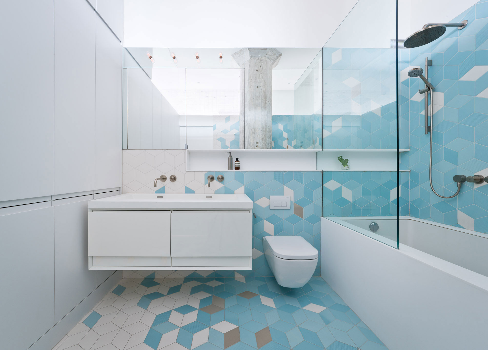 Современная голубая ванная комната
